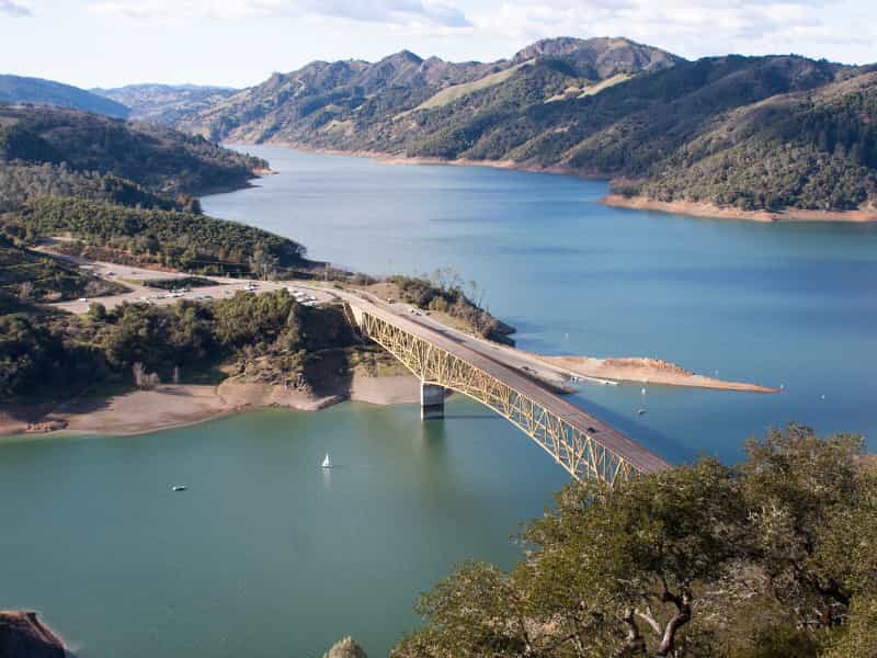 Puente de un embalse